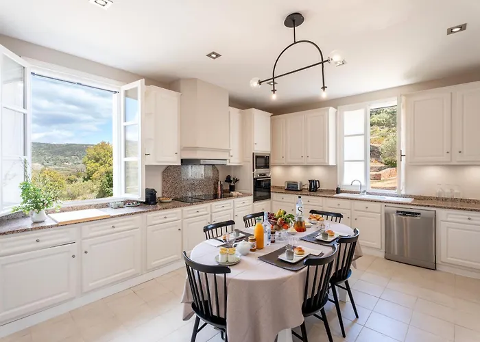 Chateau Di Cardiccia A Luxury 7-bedroom With Air Conditioning * Zonza